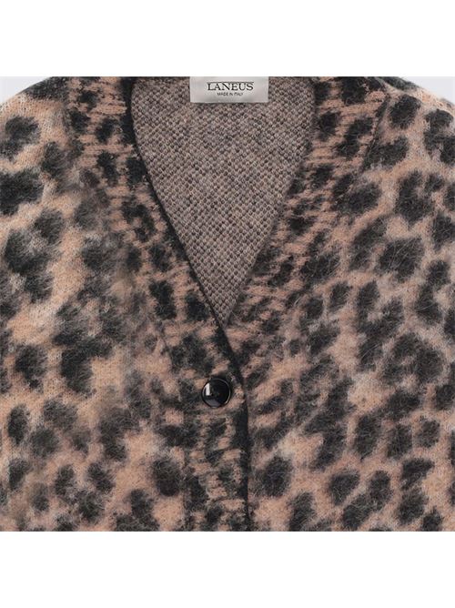 CARDIGAN MACULATO IN ALPACAUn capo avvolgente e grintoso, perfetto per distinguersi. Questo cardigan in maglia presenta una texture soffice e calda, con fantasia leopardata all-over e chiusura frontale. Realizzato in misto alpaca, garantisce leggerezza e morbidezza. Il fit comodo e il look deciso lo rendono ideale per le piccole con stile. LANEUS KIDS | F5LKJGCA053570